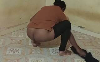 Indian maid aunty showing her ass